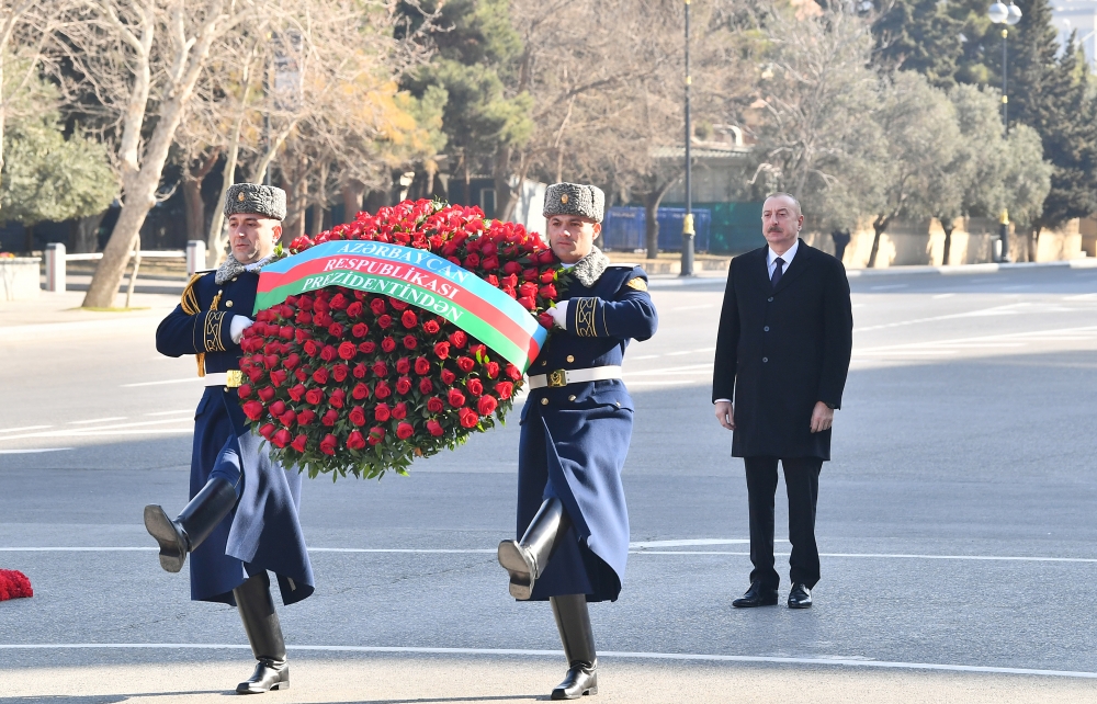 Prezident İlham Əliyev Xocalı soyqırımı abidəsini ziyarət edib YENİLƏNİB