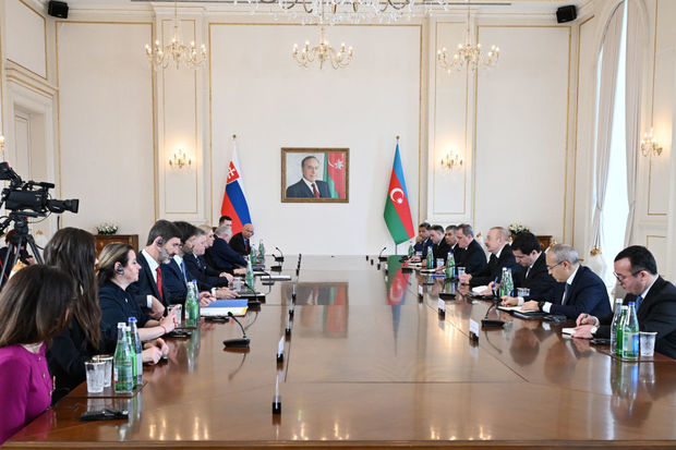 Prezident İlham Əliyevin Slovakiyanın baş naziri ilə geniş tərkibdə görüşü başlayıb