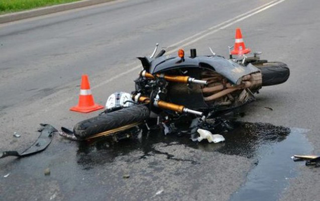 Motosiklet məscidə çırpıldı, ölən var