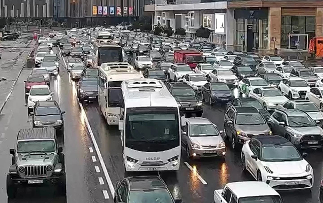 Yağışlı Bakının tıxaclı yolları… - Siyahı