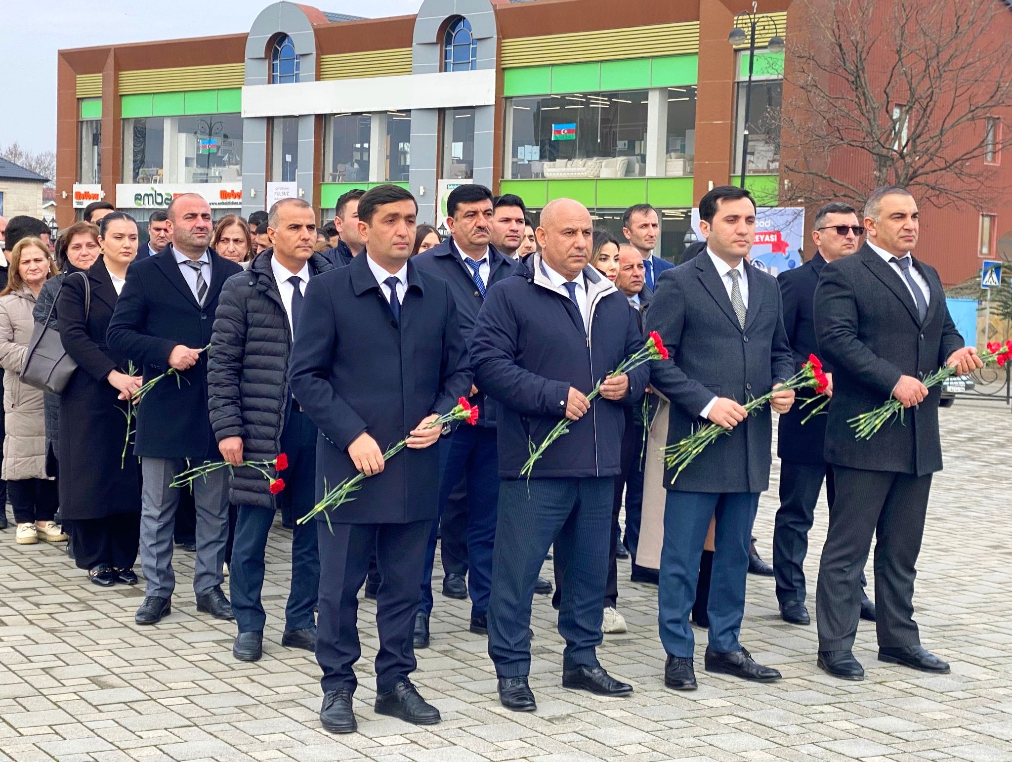 20 Yanvar - Ümumxalq Hüzn Günündə Lənkəran-Astara Regional Təhsil İdarəsinin rəhbərliyi və əməkdaşları Şəhidlər xiyabanını ziyarət ediblər.