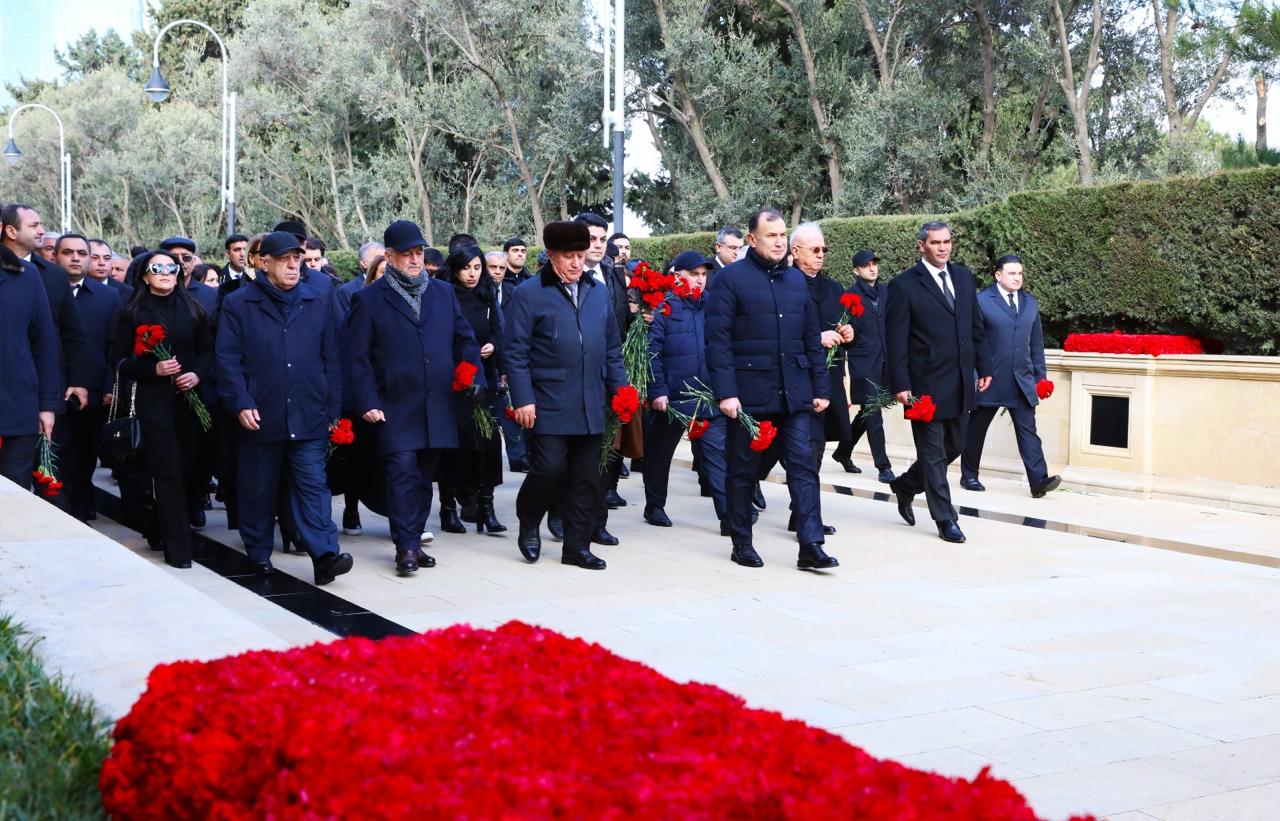 Azərbaycan Həmkarlar İttifaqları Konfederasiyasının və üzv təşkilatların kollektivləri Şəhidlər xiyabanını ziyarət edib