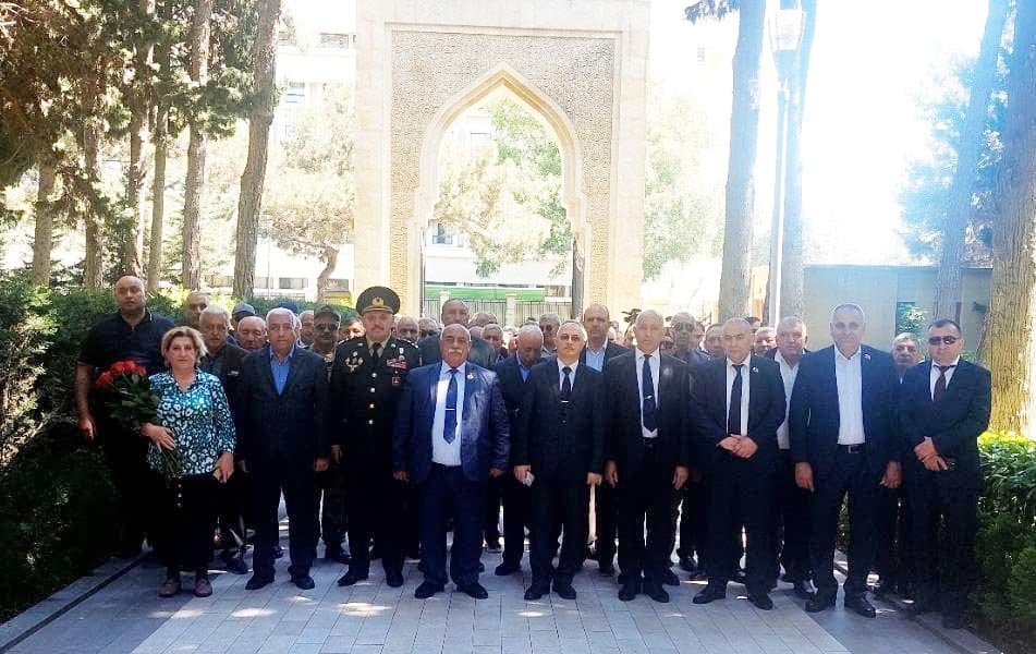 AVMVİB-nin kollektivi Ulu Öndər  Heydər Əliyevin 102 illik Yubileyi münasibəti ilə Fəxri xiyabanı ziyarət ediblər.