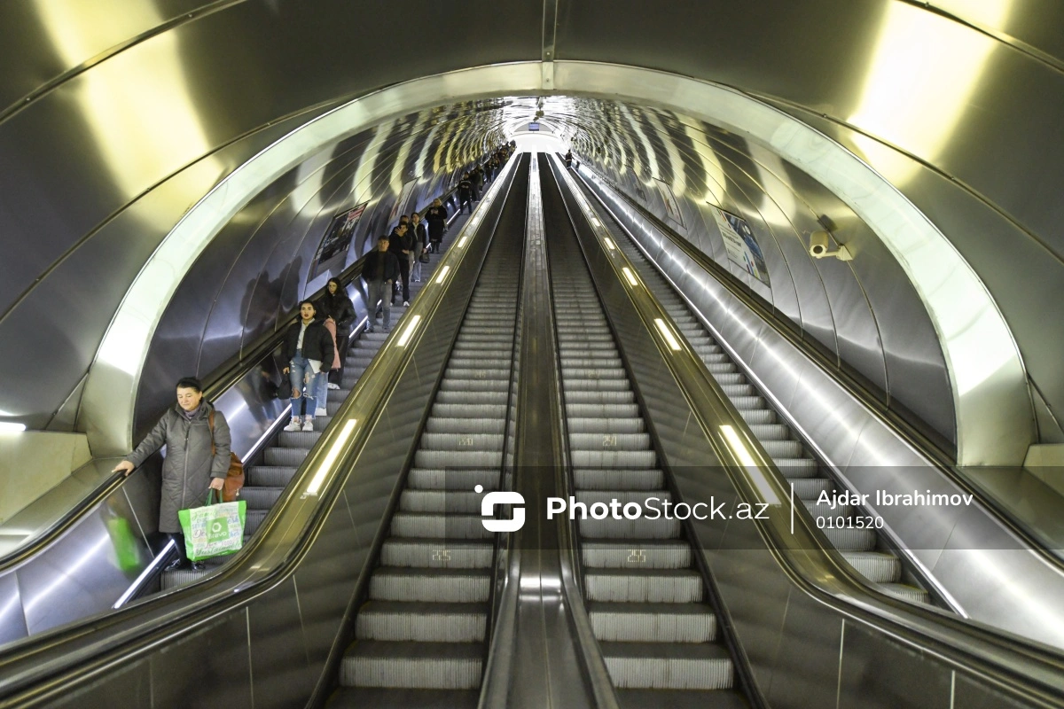 Bakı metrosunda HƏYƏCANLI ANLAR: Ana və övladları eskalatordan yıxıldılar