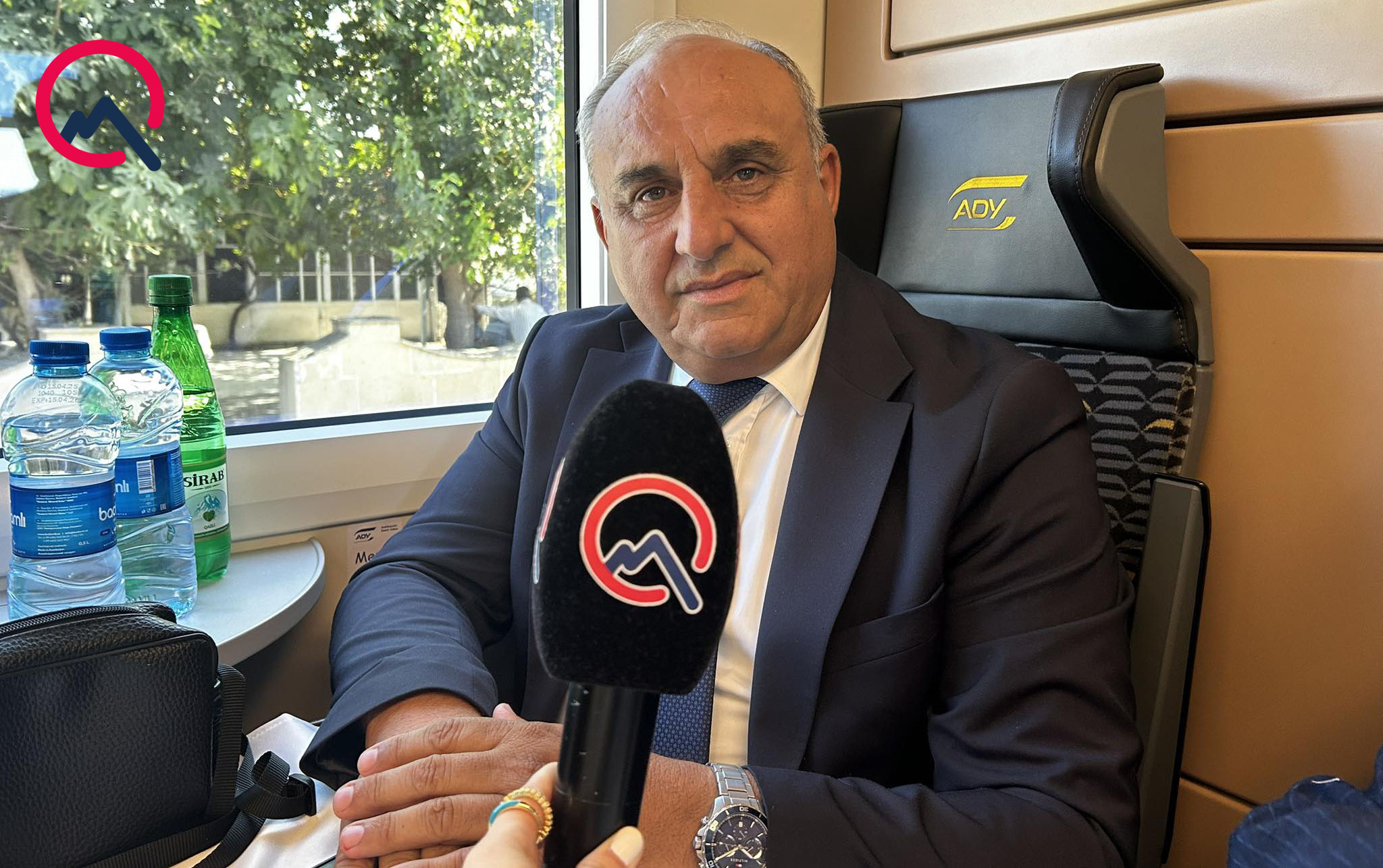 Bakı-Ağdam qatarında muğam oxudu