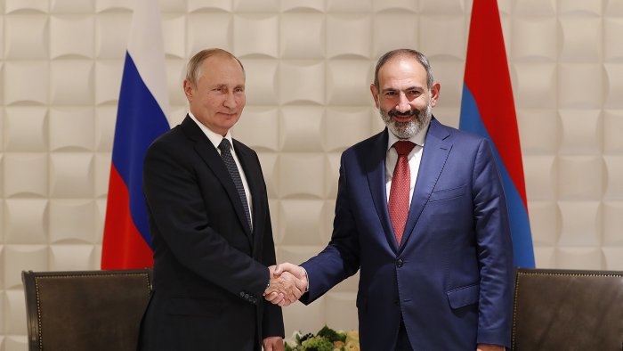 Putin Paşinyanla görüşdü