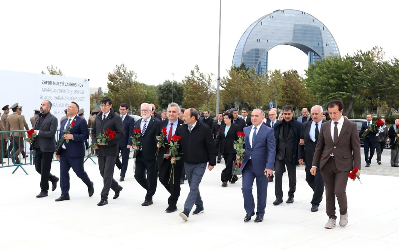 Türkiyəli rektorlar və komitə əməkdaşları Zəfər parkında