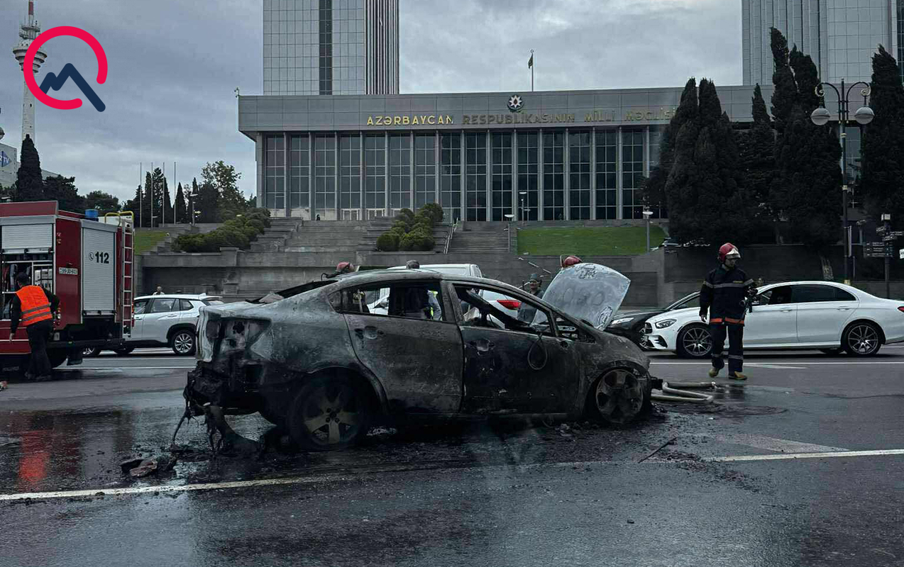 Milli Məclisin qarşısında maşın yandı