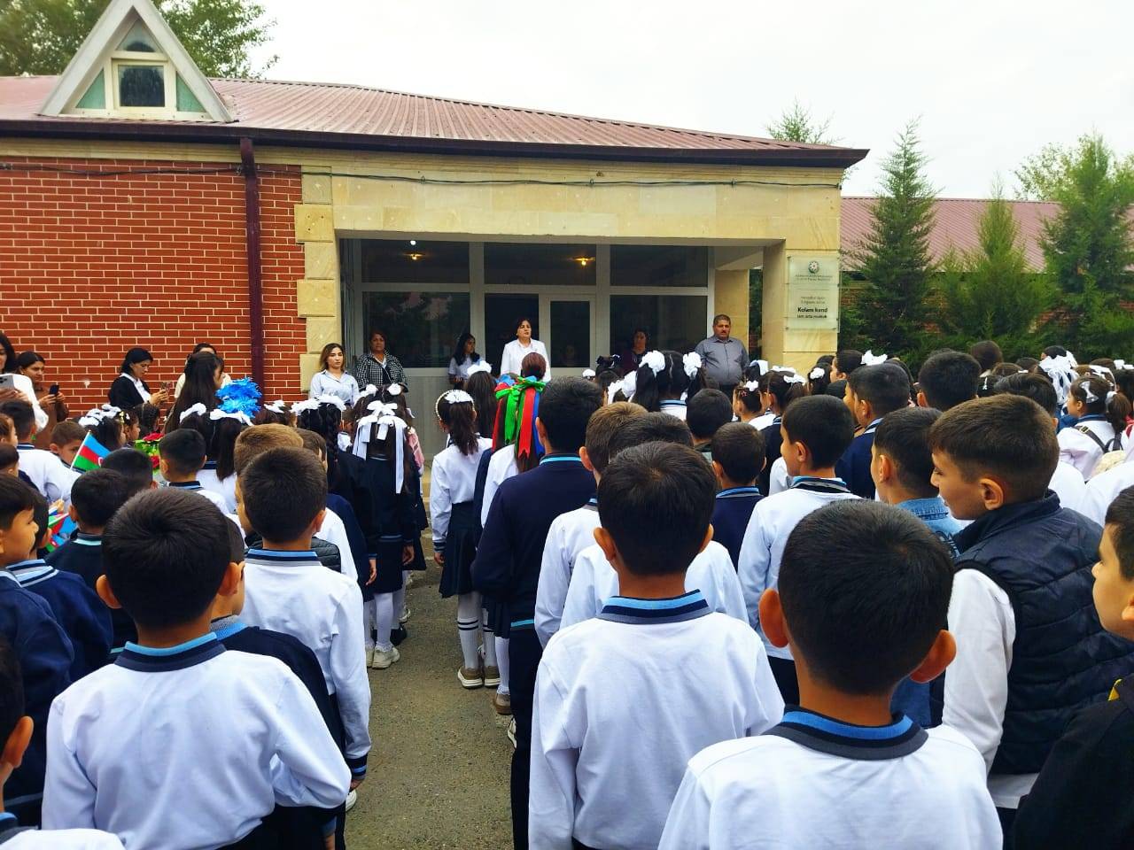 Hacıqabul rayonu Kolanı kənd orta məktəbində vəziyyət acınacaqlıdır: Riyaziyyat müəllimi yoxdur, dərsə davamiyyət aşağı, valideynlərdən pul yığılır – ŞİKAYƏT