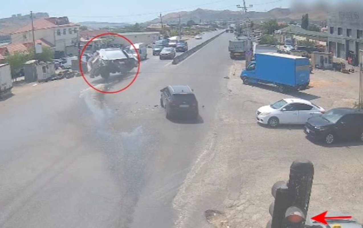 Yolu “qırmızı”da keçən zibil maşını belə aşdı - Video