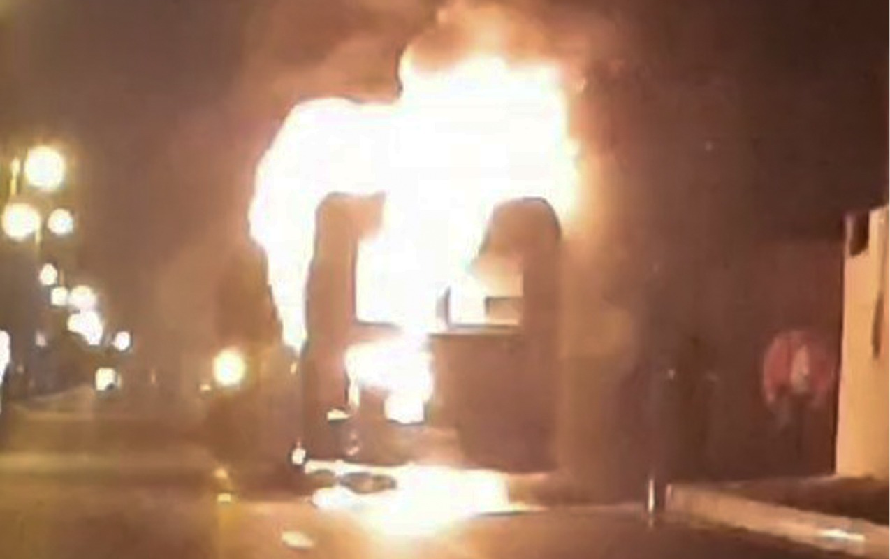 Bakıda marşrut avtobusu yanıb kül oldu - Video