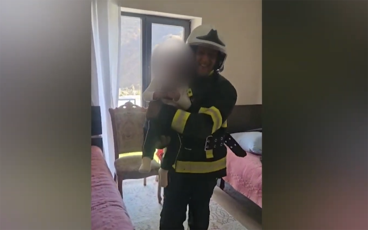 Kəlbəcərdə 2 yaşlı uşaq bağlı qapı arxasında qaldı - Belə xilas edildi - Video