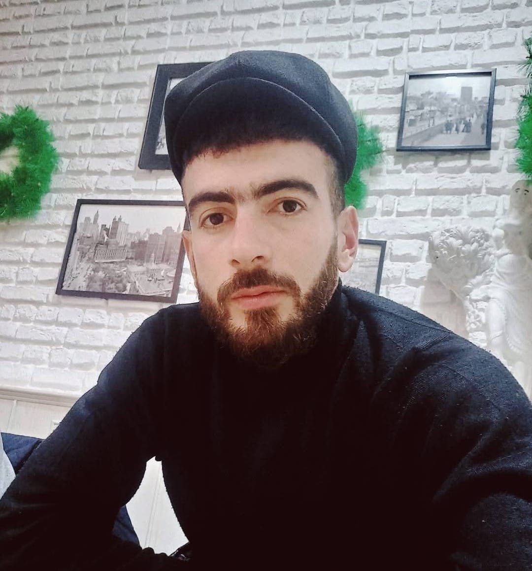 Taksi sürücüsü polis qardaşına güvənərək borc alıb-qaytarmadığı qadını hədələyir