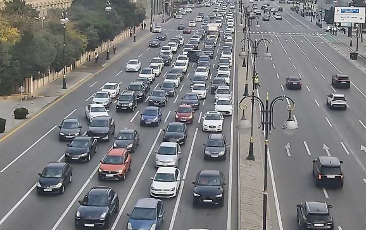 11 istiqamətdə tıxac var