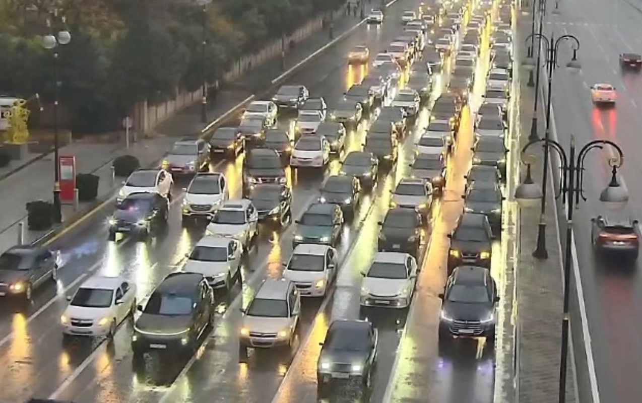 Yağış 14 istiqamətdə tıxaca səbəb oldu