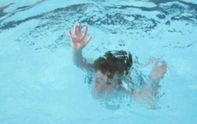 3 yaşlı uşaq hovuzda boğularaq öldü