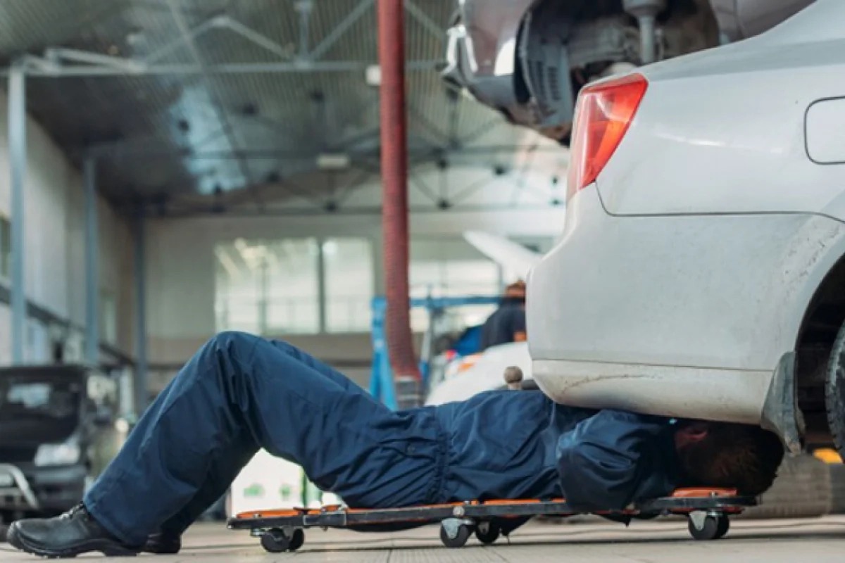 Təmir etdiyi maşının altında qalaraq öldü