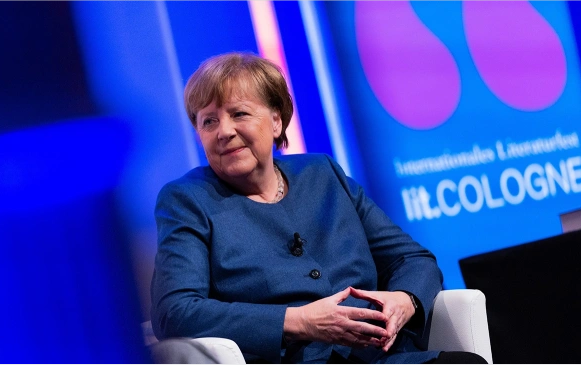 Merkel məşhur əl jestini tərkidib