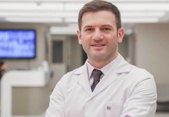 Vüqar Ələkbərov əməliyyat etdi: Məşhur müğənninin bədəni çürüyür….-Foto