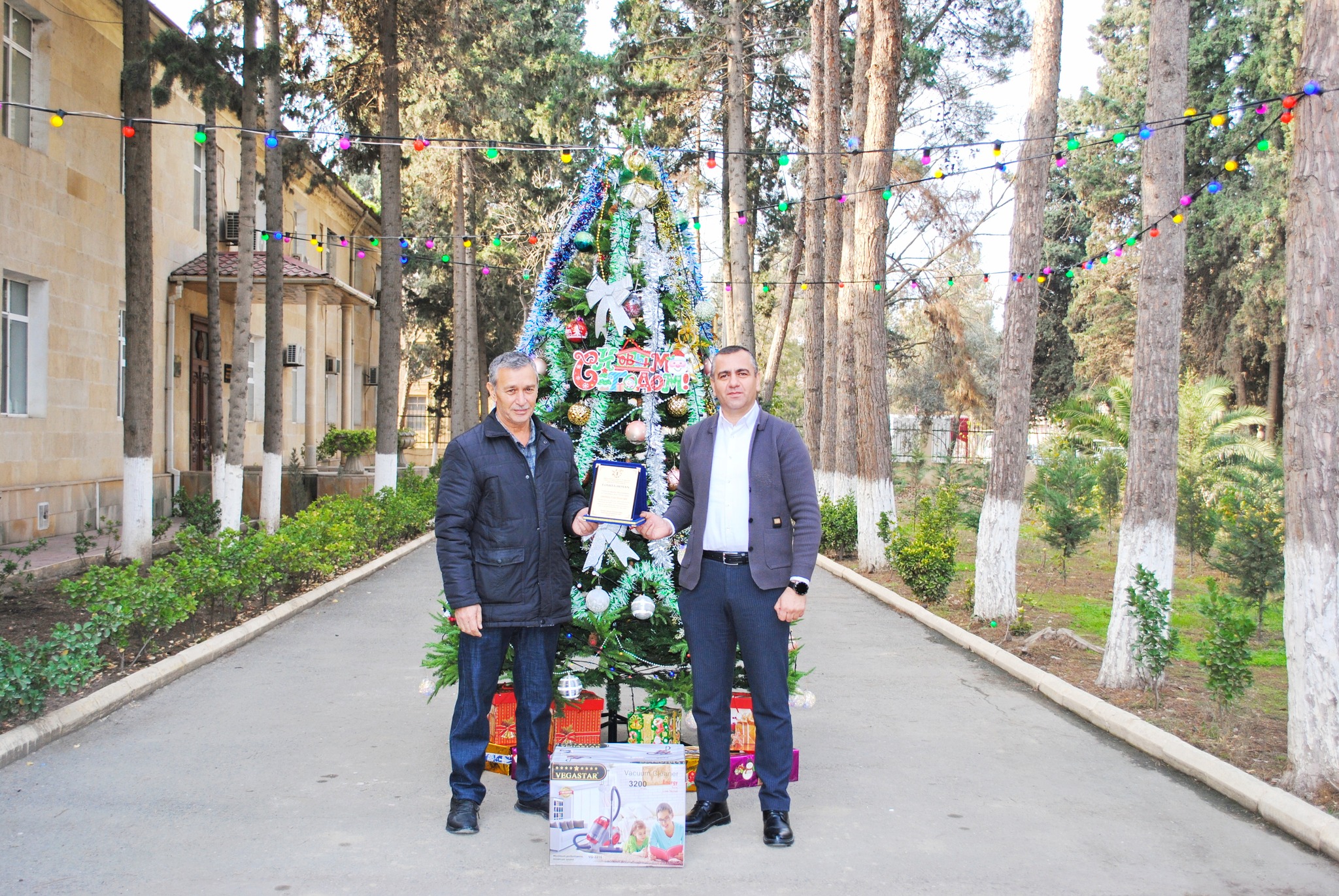 Dünya Azərbaycanlılarının Həmrəyliyi Günü və Yeni il münasibətilə neftçilərə diqqət və qayğı