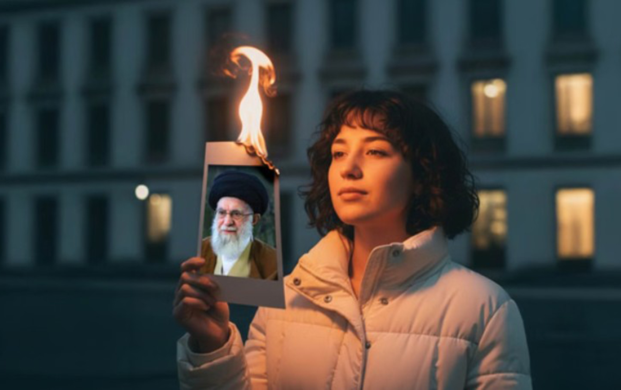 İranlı qadınların Xameneinin fotosuna qarşı etdiyi hərəkət viral oldu