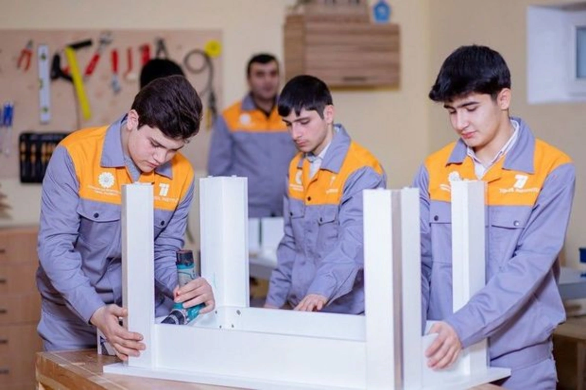 Peşə təmayüllü siniflərdə şagirdlər neçə ixtisas üzrə təhsil alırlar?
