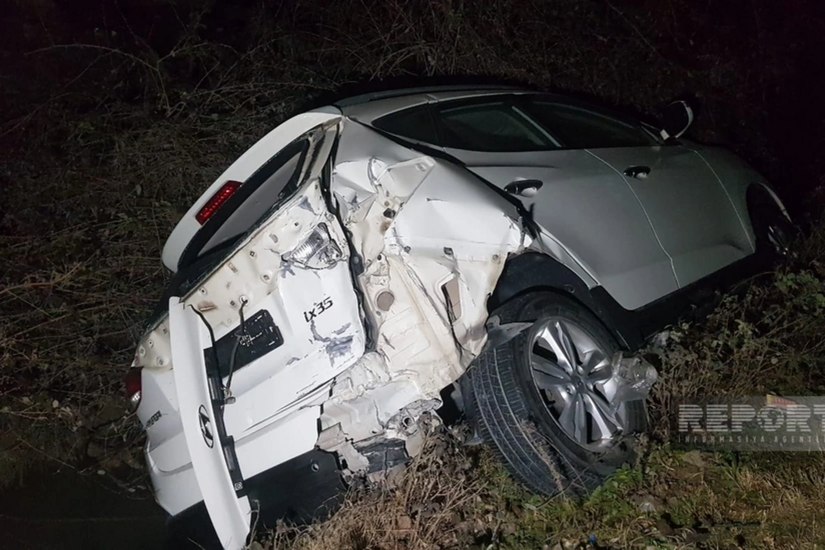 Göyçayda avtomobil elektrik dirəklərini aşırıb, üç kənd işıqsız qalıb