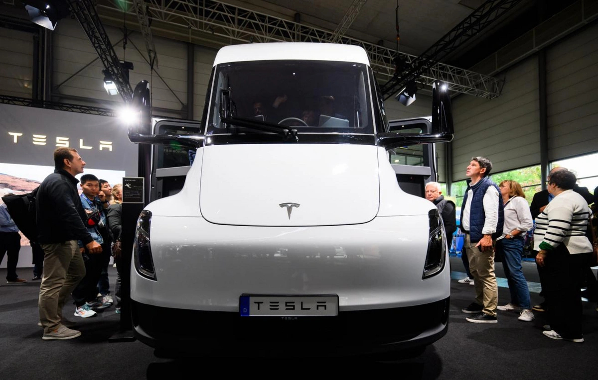 Mask "Tesla Semi" yük maşınlarının kütləvi istehsalına başlanacağını elan etdi