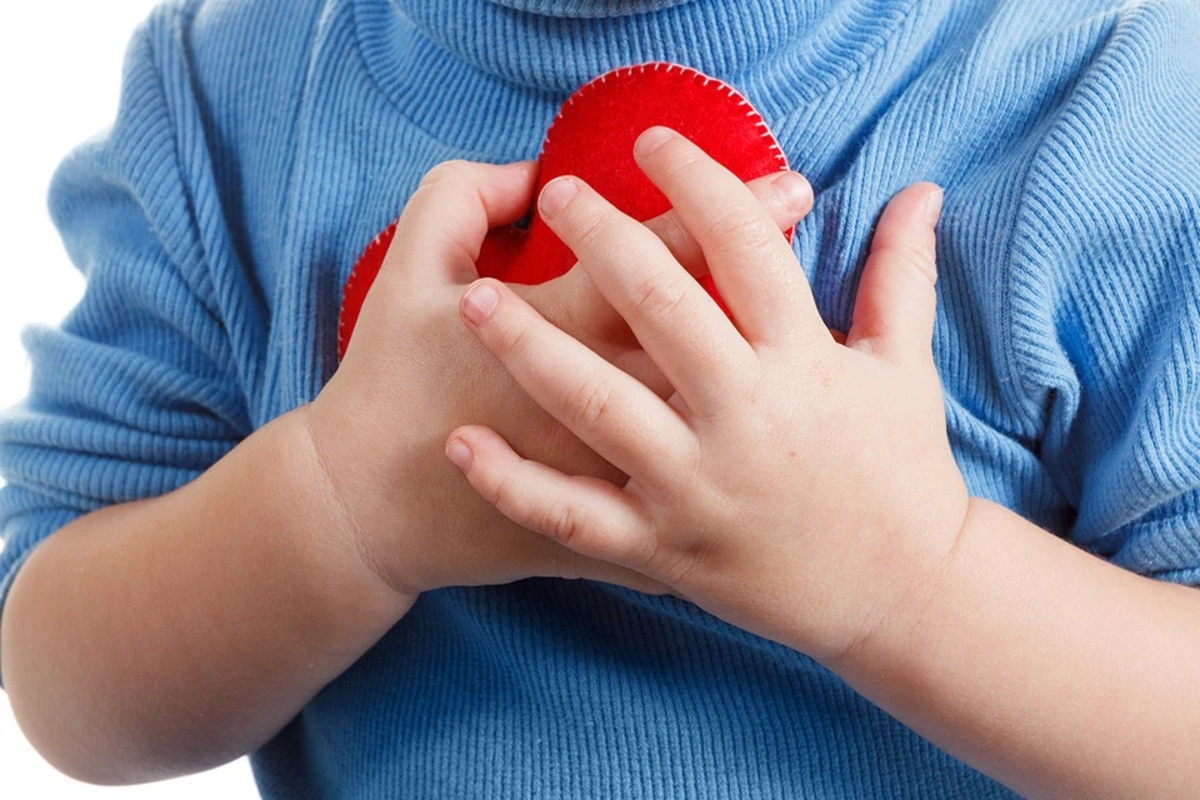 İtaliyada həkimlər xəstə uşağa köçürüləcək ürəyi yararsız hala saldılar