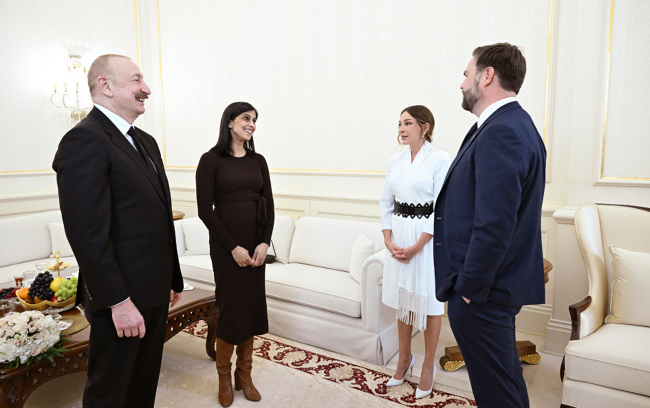 “Burada yeməklər çox ləziz olmalıdır, bir az sonra dadacağıq”