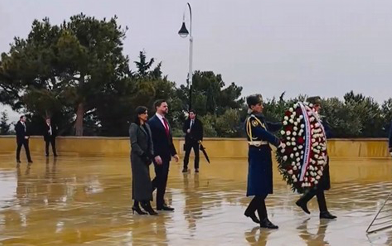 Venslə xanımı Şəhidlər xiyabanında - Video