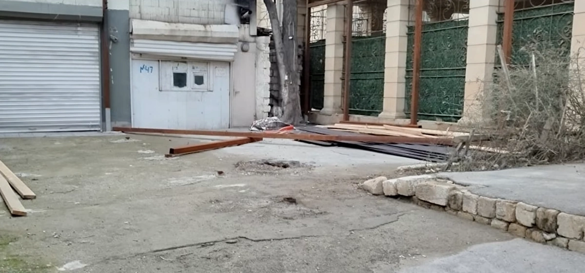 "Gecə saat ikiyə, üçə kimi səs-küy olur" - Yasamalda sakinlər binanın həyətində tikilən kafedən şikayət etdilər