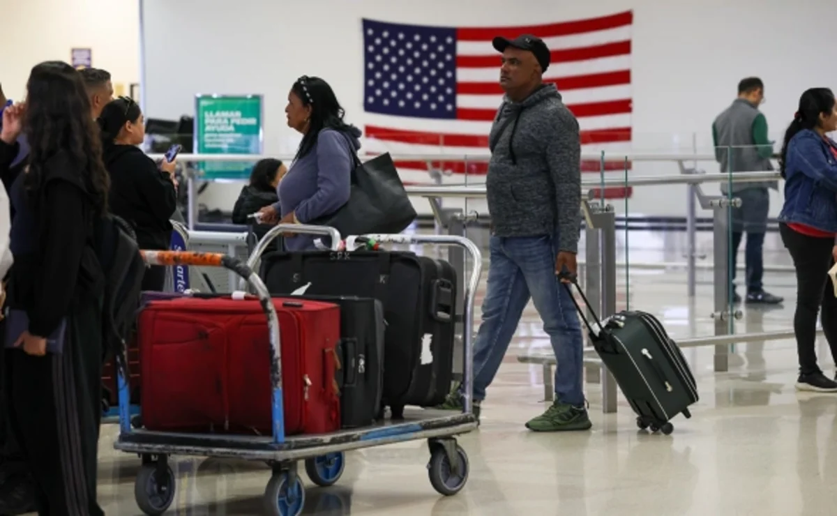 ABŞ-ni tərk edənlərin sayı ölkəyə daxil olanları üstələyib