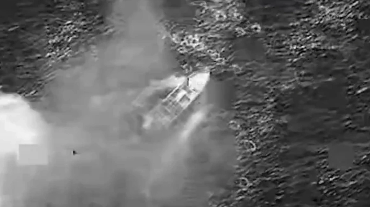 ABŞ ordusu Sakit okeanda üzən gəmini vurdu - İki nəfər öldürüldü