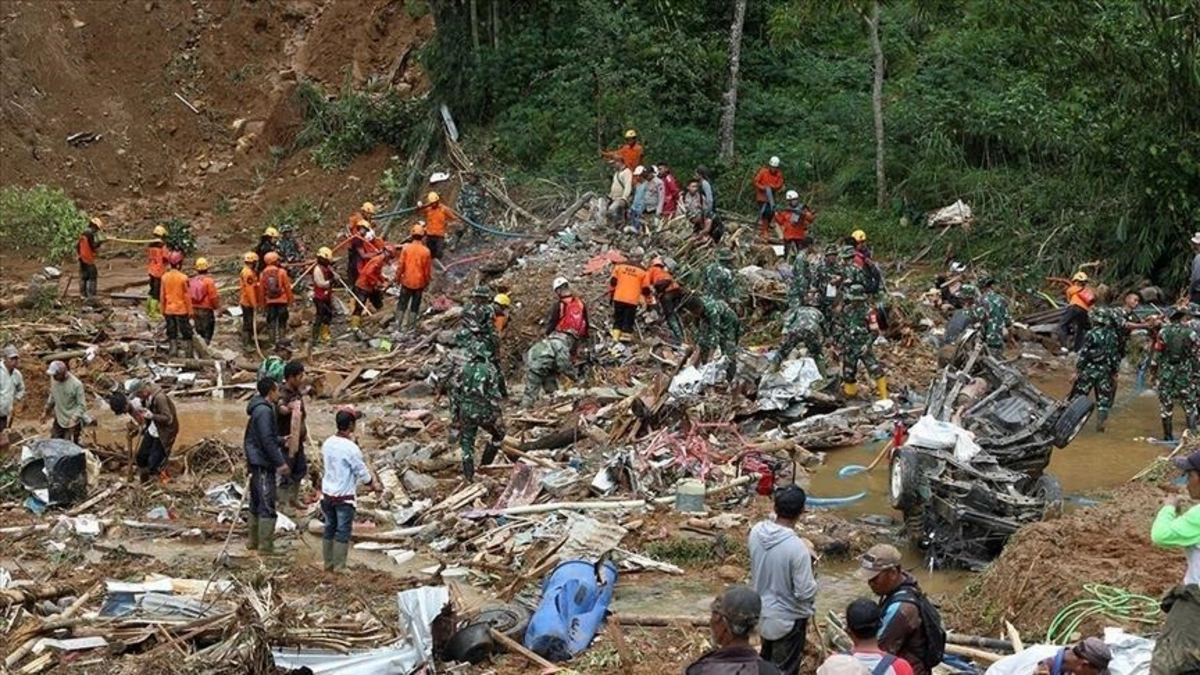 İndoneziyada torpaq sürüşməsi nəticəsində ölənlərin sayı 74 nəfərə çatıb