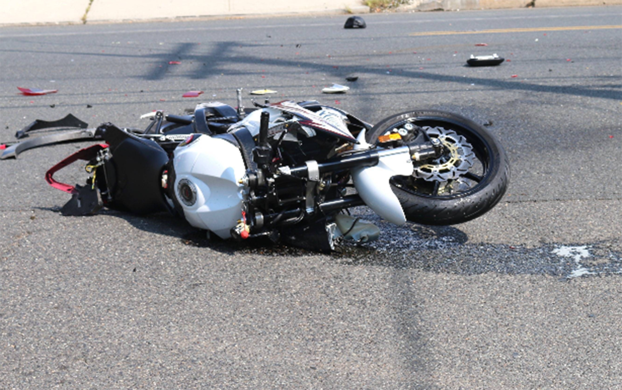 Bakıda moped divara çırpıldı - 21 yaşlı sürücü öldü