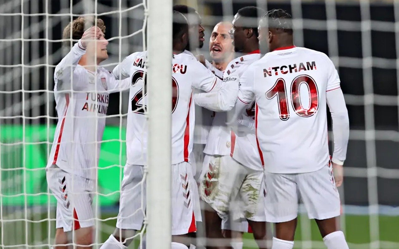 Konfrans Liqasında 1/8 finalın ilk oyunları keçirildi