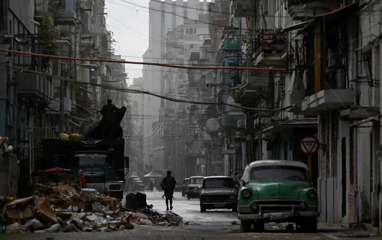 Biri düyü, biri neft göndərir