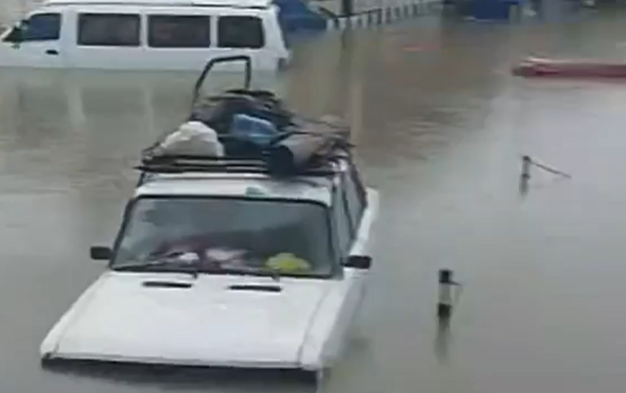 Sabunçuda maşınlar su altında qalıb