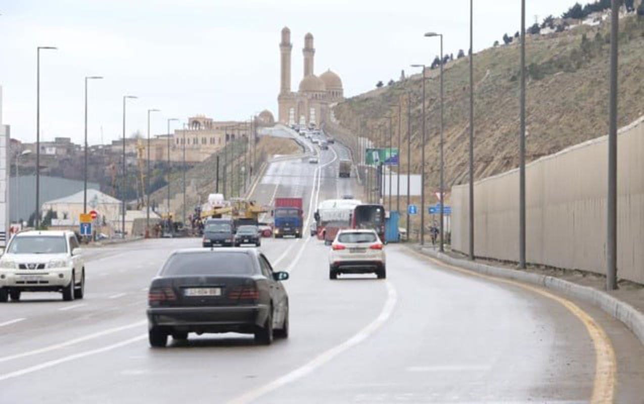 Bibiheybət yolunda torpaq sürüşməsi - Hərəkət məhdudlaşdırıldı