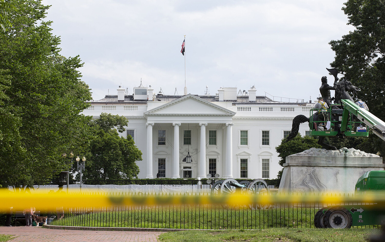 Ağ Evdən ilk - Açıqlama
