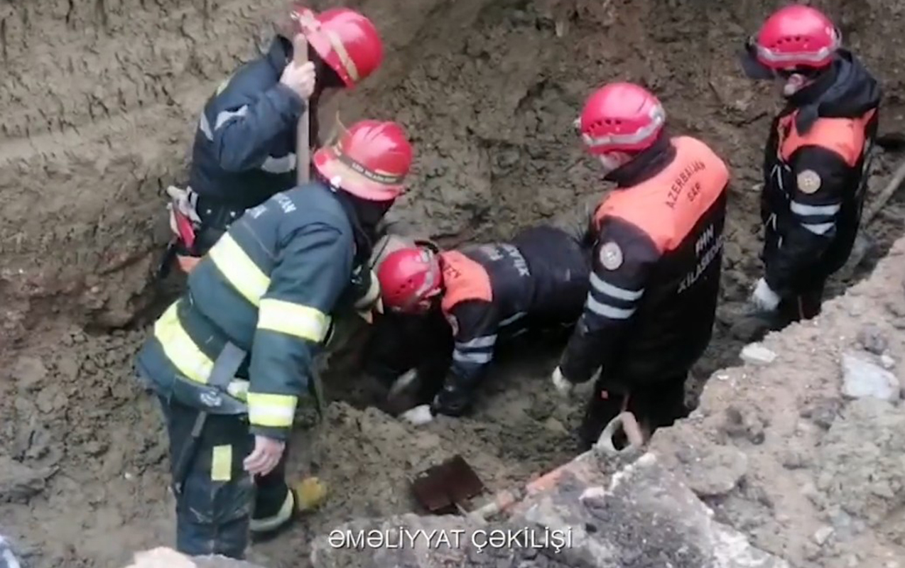 Qaradağda torpaq çökdü, iki nəfər dağıntılar altında qaldı - Ölən var - Video