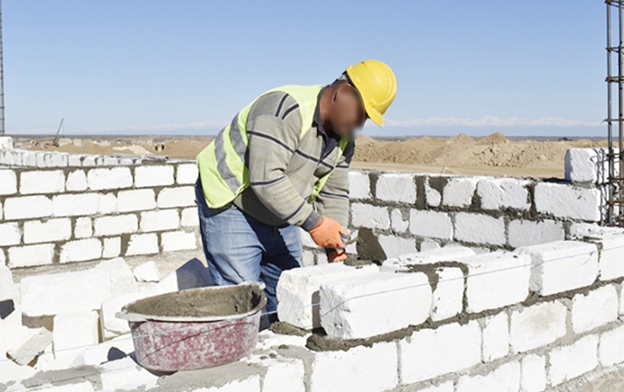 İşlədiyi evin ikinci mərtəbəsindən yıxılıb öldü