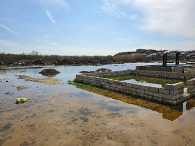 Qəbirlər su altında, məsuliyyət isə havada – Abşeronda laqeydliyin acı Nəticəsi: Başçı Abdin Fərzəliyev HARADADIR? Bələdiyyə sədri niyə susur?