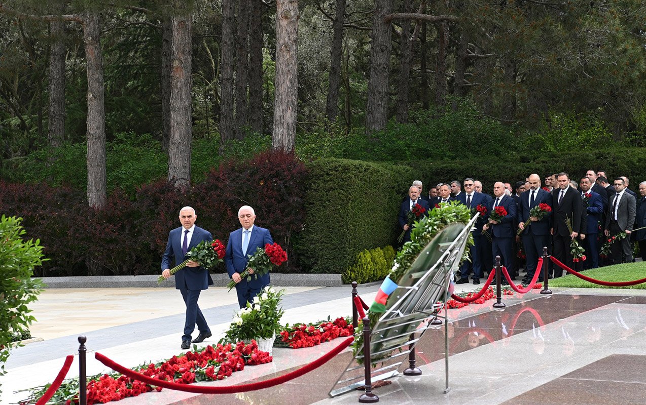 “AzərEnerji” və “Azərişıq” kollektivləri Ulu Öndərin məzarını ziyarət etdi