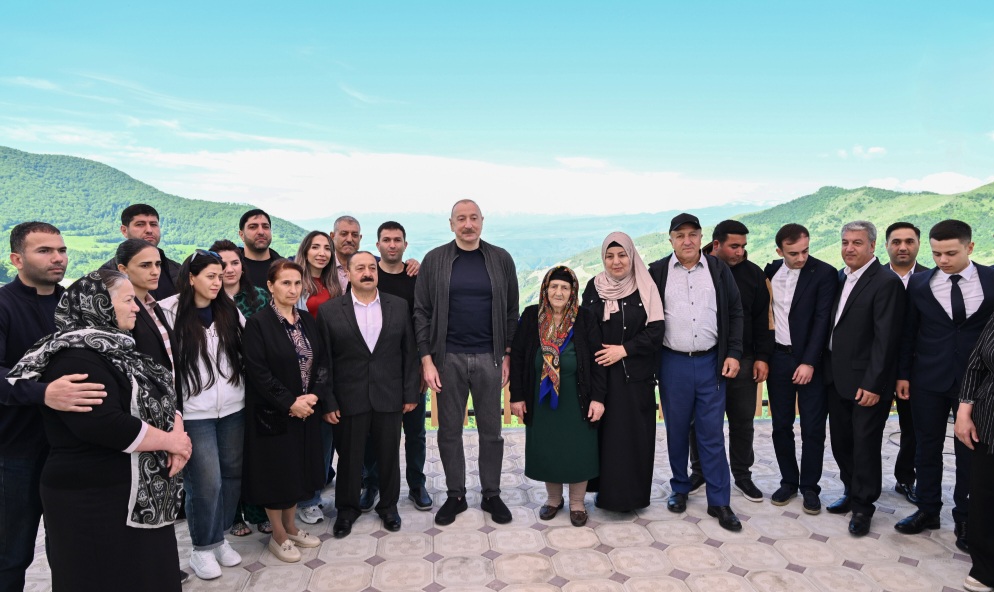 Prezident Şuşanın Böyük Qaladərəsi kəndinə səfər etdi, sakinlərlə görüşdü