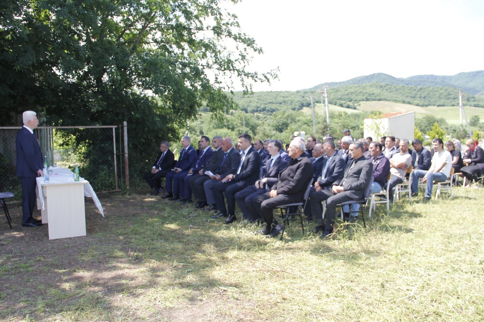 İcra başçısı özü kölgədə, vətəndaşları günün altında saxladı...