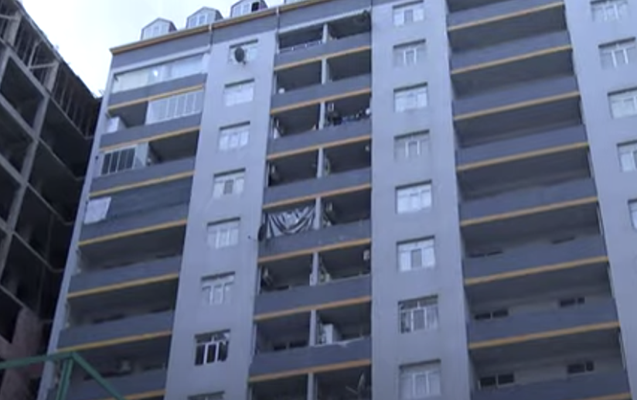Bakıda binadan yıxılan kişi öldü