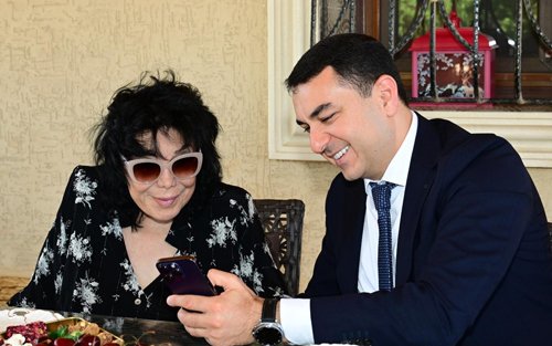 Nazir Flora Kərimovanın ad gününü evində təbrik etdi
