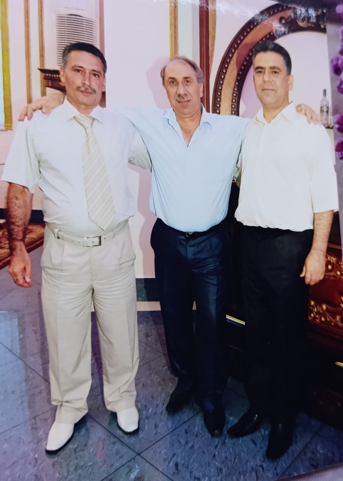 BİR ŞƏKLİN İŞIĞINDA